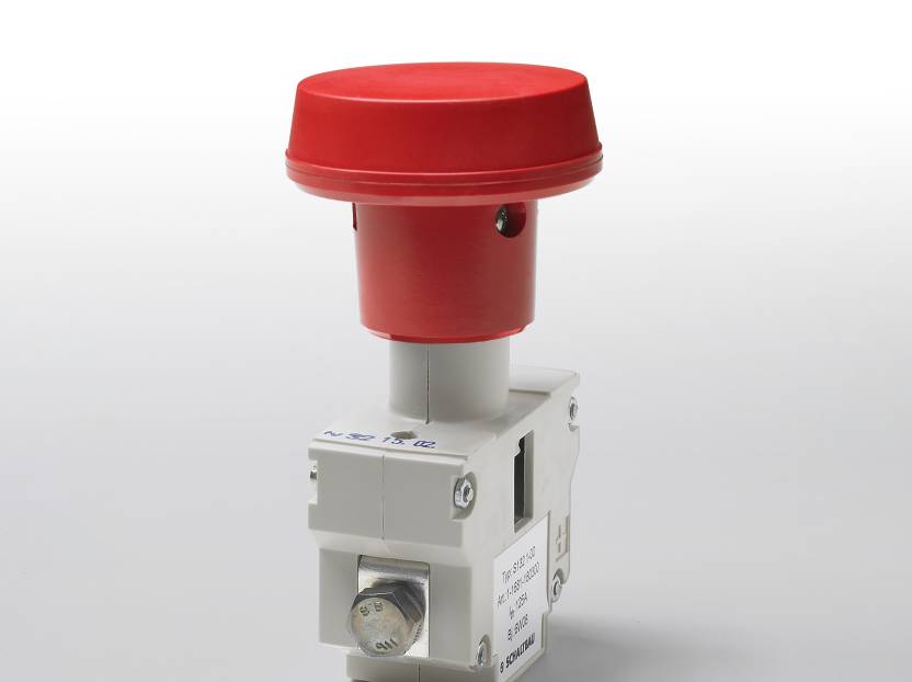 S132 – Emergency disconnect switch for industrial trucks